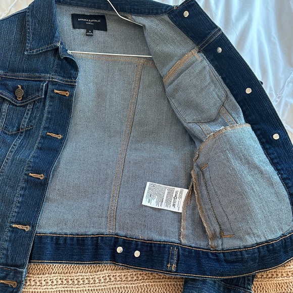 Like new, worn once, Banana Republic dark wash soft w stretch sz S denim jacket - Picture 5 of 6